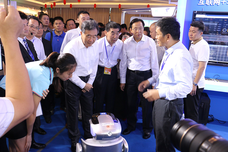 国务院副总理汪洋莅临会场与三宝平台农业定制机器人互动