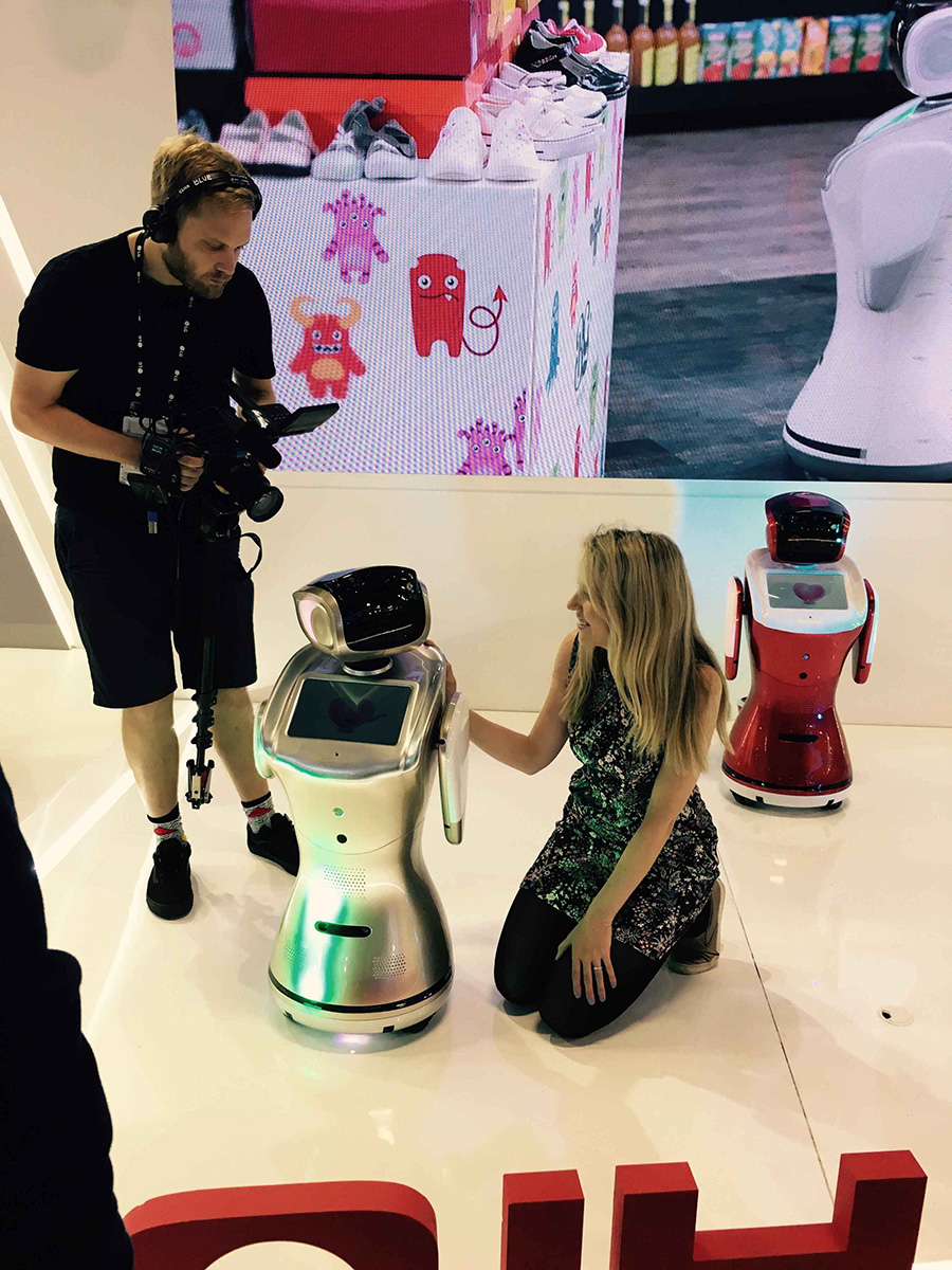 三宝平台机器人接受CNN记者采访