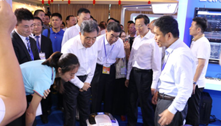 中央政治局委员，国务院副总理汪洋出席全国“互联网+”农业大会，与三宝机器人现场亲切互动