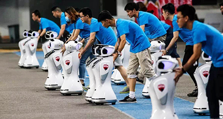 深足引入人工智能 60台机器人足球宝贝燃爆赛场